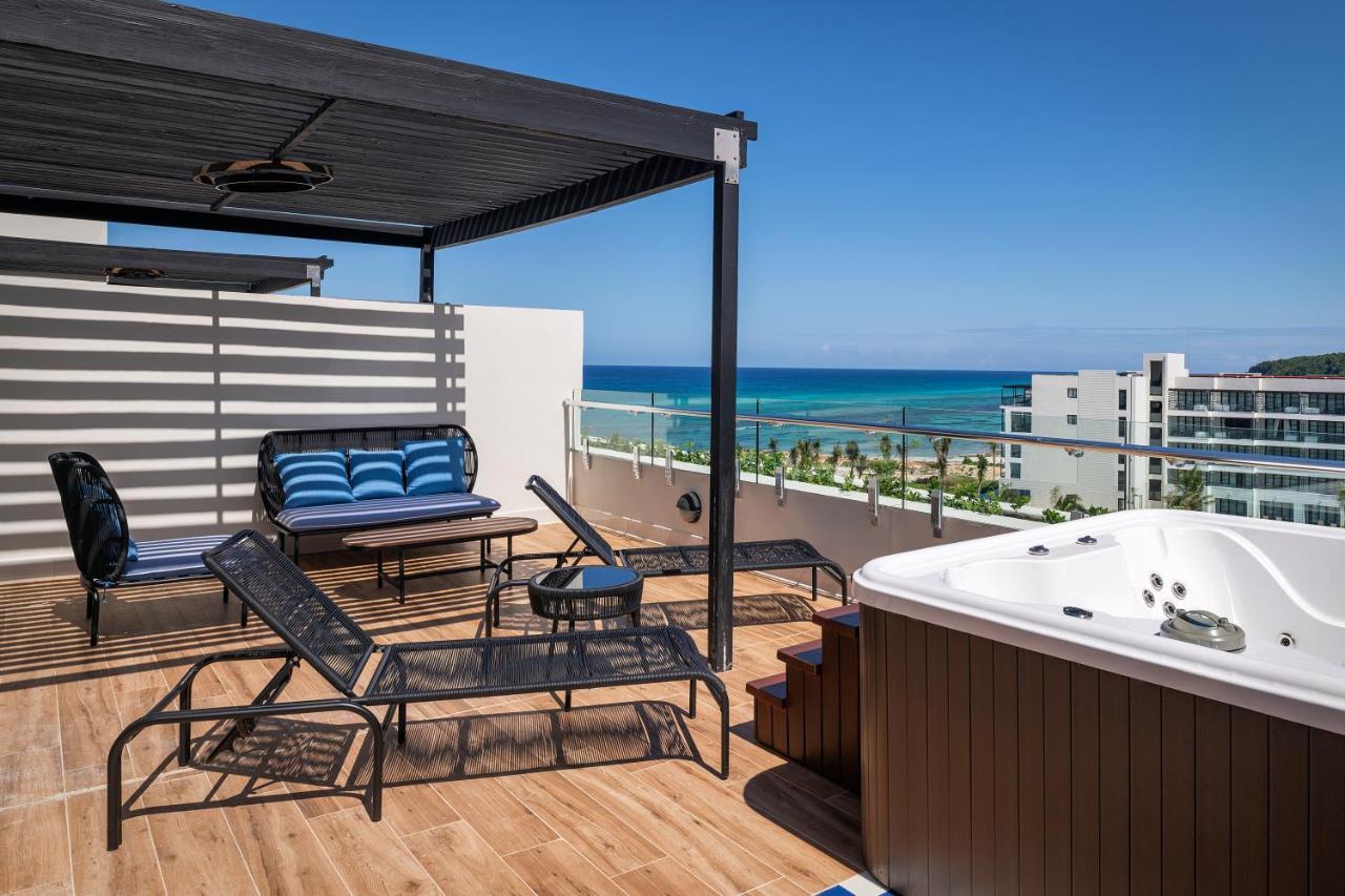 Ocean Eden Bay (Adults Only) Hotel Spring Rises Luaran gambar Rooftop at the Hilton Playa del Carmen