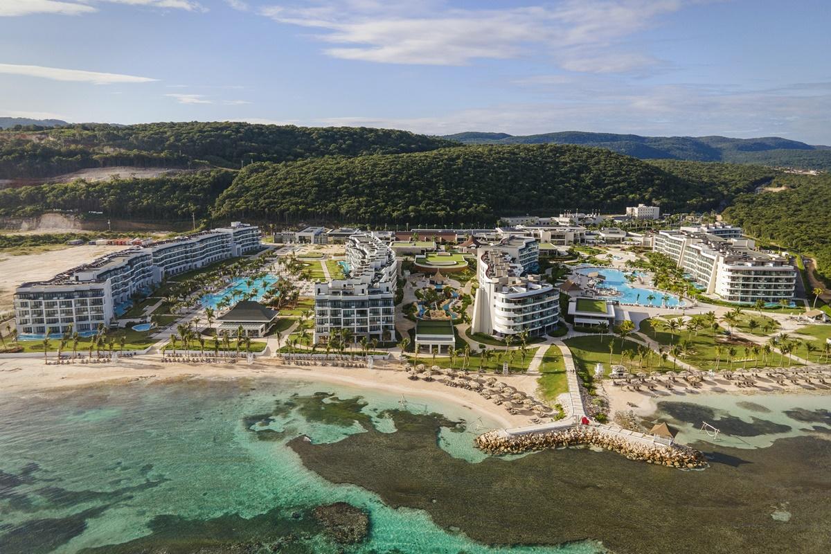 Ocean Eden Bay (Adults Only) Hotel Spring Rises Luaran gambar Aerial view of the resort