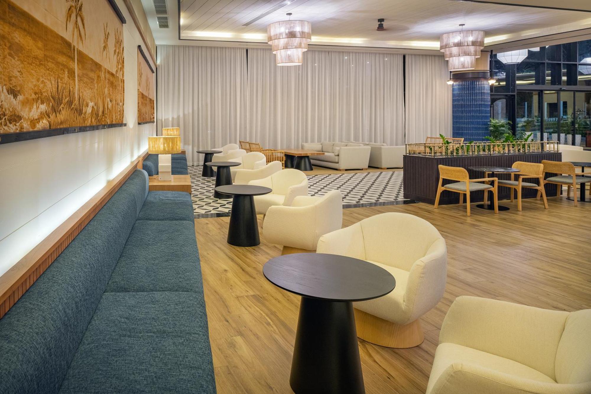Ocean Eden Bay (Adults Only) Hotel Spring Rises Luaran gambar The lounge at the airport