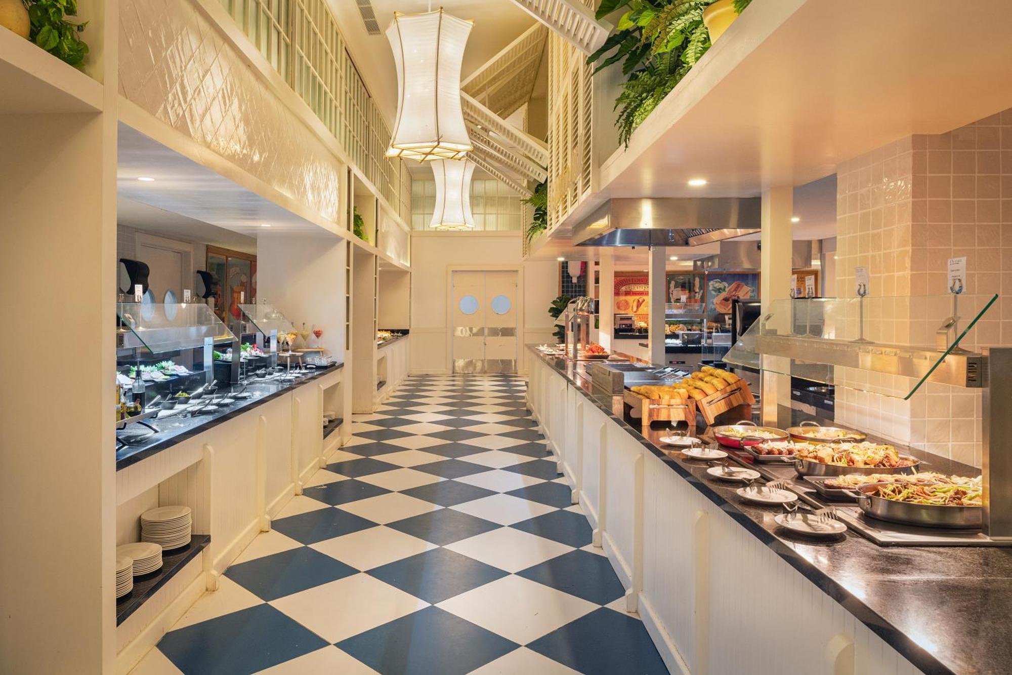 Ocean Eden Bay (Adults Only) Hotel Spring Rises Luaran gambar The buffet at the hotel