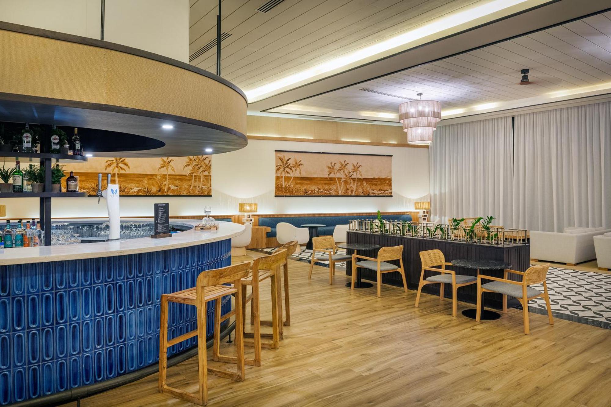 Ocean Eden Bay (Adults Only) Hotel Spring Rises Luaran gambar The lounge at the airport