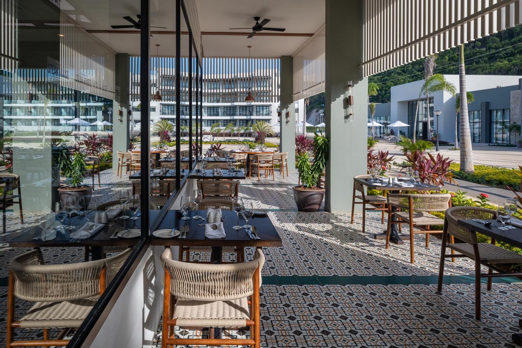 Ocean Eden Bay (Adults Only) Hotel Spring Rises Luaran gambar The Deck